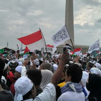 massa-aksi-bela-palestina-salat-subuh-berjamaah-di-monas