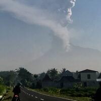 setelah-8-tahun-merapi-kembali-menunjukkan-keaktifannya-meletus
