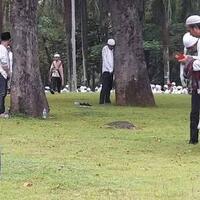 massa-aksi-bela-palestina-salat-subuh-berjamaah-di-monas