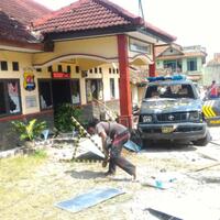 mapolsek-bayah-dirusak-massa