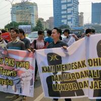 usai-rangkaian-teror-bom-markas-pks-digeruduk-massa