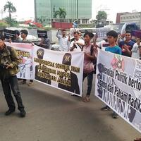 terkait-teror-bom-di-surabaya-puluhan-orang-geruduk-kantor-dpp-pks