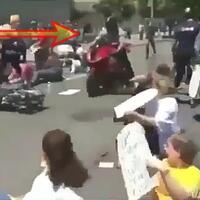 edan-pengendara-motor-bikin-kocar-kacir-para-pendemo