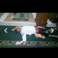 gaza-pallywood-miracle-quotwoundedquot-man-carried-on-strecher-gets-up-and-walk