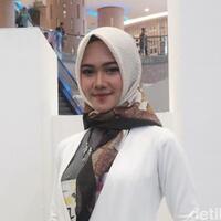 hijabers-berparas-manis-ini-bisa-debus-makan-lampu-neon