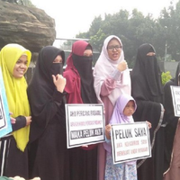 foto-perempuan-perempuan-bercadar-dalam--aksi-peluk-saya