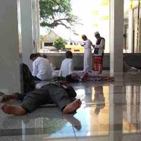 awas-inilah-bahaya-tidur-di-masjid-pada-bulan-puasa