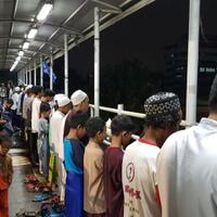 terenyuh-warga-tarawih-di-jpo-sandiaga-perintahkan-lurah-cari-tempat-alternatif