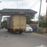 viral-gapura-nyangkut-di-atas-truk-dan-ikut--jalan-jalan