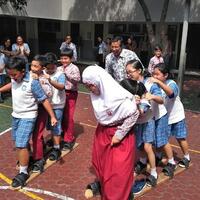 tepis-trauma-siswa-sd-muslim-dan-katolik-di-surabaya-main-bersama