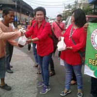 ajak-dukung-jokowi-relawan-bagi-bagi-takjil-nasi-kotak-ke-tukang-becak