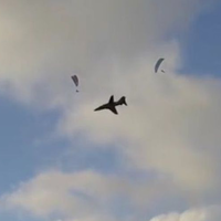 empat-penerjun-payung-nyaris-tertabrak-pesawat-jet