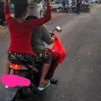 bawa-barang-tak-biasa-foto-emak-emak-naik-motor-ini-booming-di-instagram