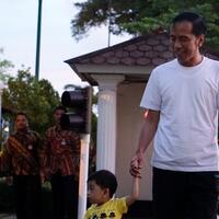 presiden-dan-keluarga-ngabuburit-di-dufan