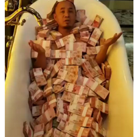 pria-ini-mandi-duit-di-bathub-janji-dibagi-untuk-amal