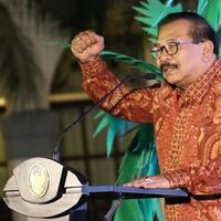 cibiran-gubernur-jatim-untuk-kelakuan-sandiaga-uno-gak-punya-etika