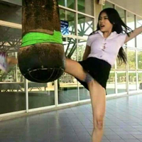 bapak-bapak-tunggu-istri-belanja-jelang-lebaran-foto-fotonya-bikin-ngakak