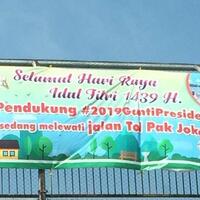 ramai-spanduk--jalan-tol-pak-jokowi--bertebaran-saat-mudik