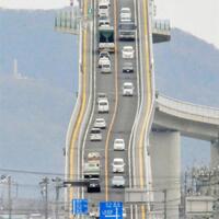 viral-video-kendaraan-pemudik-mogok-lewati-tanjakan-50-derajat-di-tol-salatiga-kartas