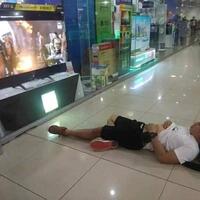 gokil-capek-nungguin-istri-belanja-di-mall-pria-ini-malah-santai-di-toko-elektronik