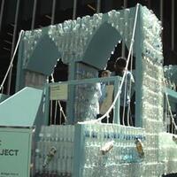seniman-ini-gunakan-25-ribu-botol-plastik-bekas-untuk-membuat-jembatan