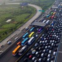 puncak-mudik-fase-ii-tol-cikampek-macet-20-kilometer