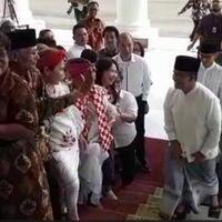 ketika-anies-sandi-disoraki-warga-yang-antre-diopen-housejokowi