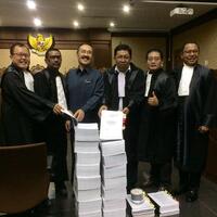 fredrich-yunadi-bacakan-pleidoi-setebal-2000-halaman