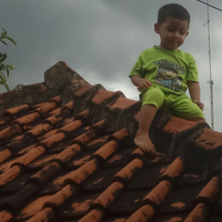 balita-usia-19-bulan-udah-jago-panjat-dinding-gan