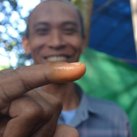 takut-tak-sah-salat-warga-cirebon-pakai-tinta-kunyit-di-tps