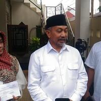 momen-syaikhu-gendong-cucu-hingga-pamer-3-jari-di-tps