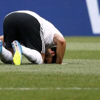salah-dan-pemain-lain-yang-sujud-usai-mencetak-gol