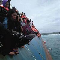 seluruh-penumpang-km-lestari-maju-sudah-dievakuasi