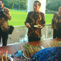 saat-jokowi-ajak-bupati-makan-sate-di-beranda-istana-bogor