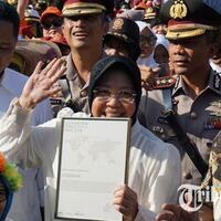 wali-kota-risma-arak-4-penghargaan-internasional-keliling-surabaya