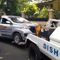 pria-ini-protes-karena-mobilnya-diderek-petugas-di-jaksel