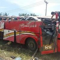 sadis-sopir-ngantuk-bus-terbalik