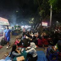 ketua-dprd-dki-minta-anies-benahi-pkl-di-kawasan-gbk