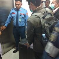 kpk-bawa-dua-koper-dari-ruangan-eni