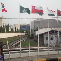 bendera-negara-peserta-asian-games-di-kali-besar-dipasang-pakai-bambu