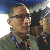 bendera-negara-diikat-bambu-dikiritik-sandi-bukan-milik-pemprov