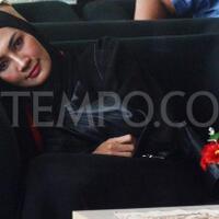 gaya-rileks-fenny-steffy-burase-hadapi-pemeriksaan-kpk