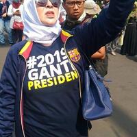 kaus-2019gantipresiden-warnai-aksi-emak-emak-di-depan-istana