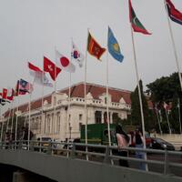 bendera-peserta-asian-games-dipasang-di-tiang-bambu-basuki-tertawa