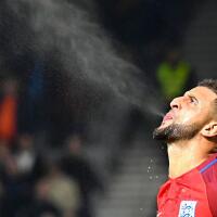 pernah-lihat-pesepak-bola-memuntahkan-air-minumnya-ternyata-ada-maksudnya