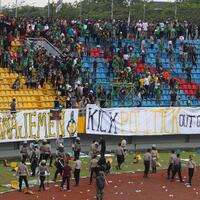 kecewa-dengan-manajemen-suporter-sriwijaya-fc-rusak-kursi-stadion