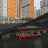 upaya-maksimal-bersihkan-kali-item-bau-tetap-tercium