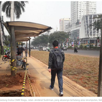 anies-akan-bongkar-area-rumput-yang-pisahkan-halte-bus-dengan-jalan-sudirman