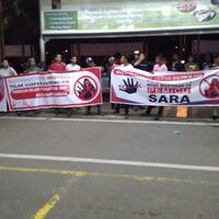 sejumlah-warga-bawa-spanduk-tolak-neno-warisman-di-batam