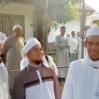 burung-lovebird-hinggap-di-kepala-ustad-abdul-somad-dan-tak-mau-pergi-lihat-videonya